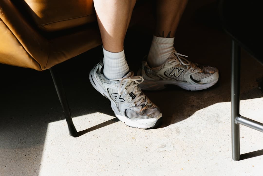 生育补助导致奶粉提价?记者查询:价格动摇实为促销调整 部分产品还在降价